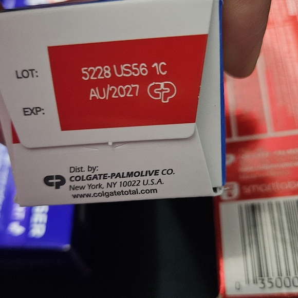 Colgate Optic White and Crest 3D White Toothpaste Set with Scope Floss Picks - Picture 6 of 7